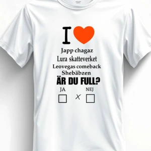 Ny rolig t-shirt – “Är du full?” – Alla storlekar - Helt ny vit t-shirt med ett riktigt kul tryck som drar blickar direkt! Designen innehåller flera skämtfraser som: “I ❤️ Japp chagaz, Lura skatteverket, Leovegas comeback, Shebäbzen” och den ikoniska frågan: “ÄR DU FULL?” med en kryssruta mitt emellan JA och NEJ – humor på hög nivå!  ✅ Helt ny, oanvänd ✅ Finns i alla storlekar (S–XXL) ✅ Unisexmodell – passar både herr och dam ✅ Färg: Vit med tryck i svart och rött.Perfekt till fest, sommar, gåva eller bara för att sticka ut med stil och humor!