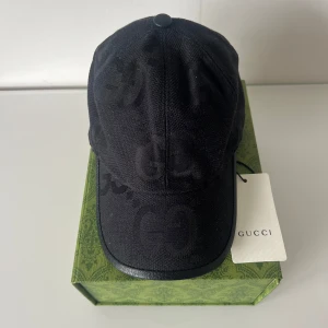 Gucci Jumbo keps - Säljer helt ny Gucci Jumbo. Med kepsen följer originalförpackning och äkthetskort från Gucci.  Levereras med det gröna kuvertet och kort med QR-kod som bekräftar äkthet. 