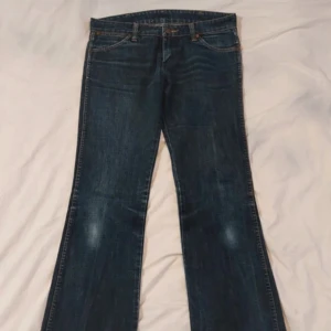 Wrangler blå bootcut jeans - Snygga mörkblå jeans från Wrangler, står ingen storlek men passar xs/s. Tyvärr försmå så har därför ingen bild på!