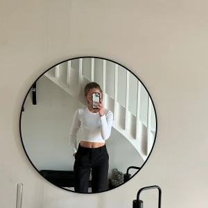 Vit croppad långärmad topp - Säljer en vit croppad långärmad topp med ribbad struktur. Toppen har rund halsringning och sitter tight mot kroppen, perfekt att styla med höga byxor eller kjol. Enkel och stilren design som funkar till det mesta🤩