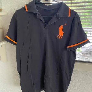 Ralph lauren pike tröja  - Säljer en piké tröja från Ralph lauren, mycket bra skick! Det står xxl men den är som L! Säljer den för 150kr + frakt!