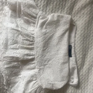Zara kjol - Vit volangkjol från Zara, bilden kanske inte va jättebra så kom privat för flera, den har dragkedja även så man kan spänna in den i midjan 