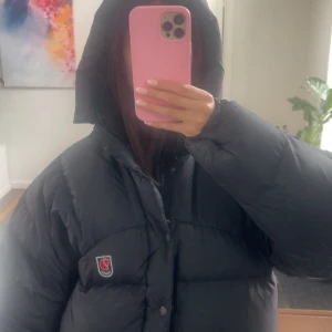Svart dunjacka från Fjällräven - Säljer en svart, oversized dunjacka från Fjällräven. Har bara använt den i en säsong så den är som ny. Storleken är xxxs men den passar upp till m. 