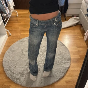 Unika lowwasit bootcut jeans  - Super snygga unika lågmidjade bootcut jeans från Mijl i storlek 27 är som 26, midjemått 35 och innerbenslängden 82 jag är 170