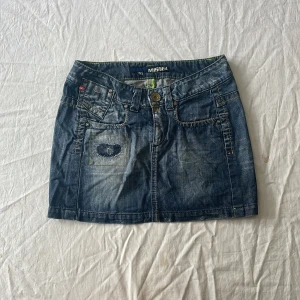 Vintage jeanskjol - Bra skick! Mått: midjemått rakt över 40 längd ca 37cm❤️