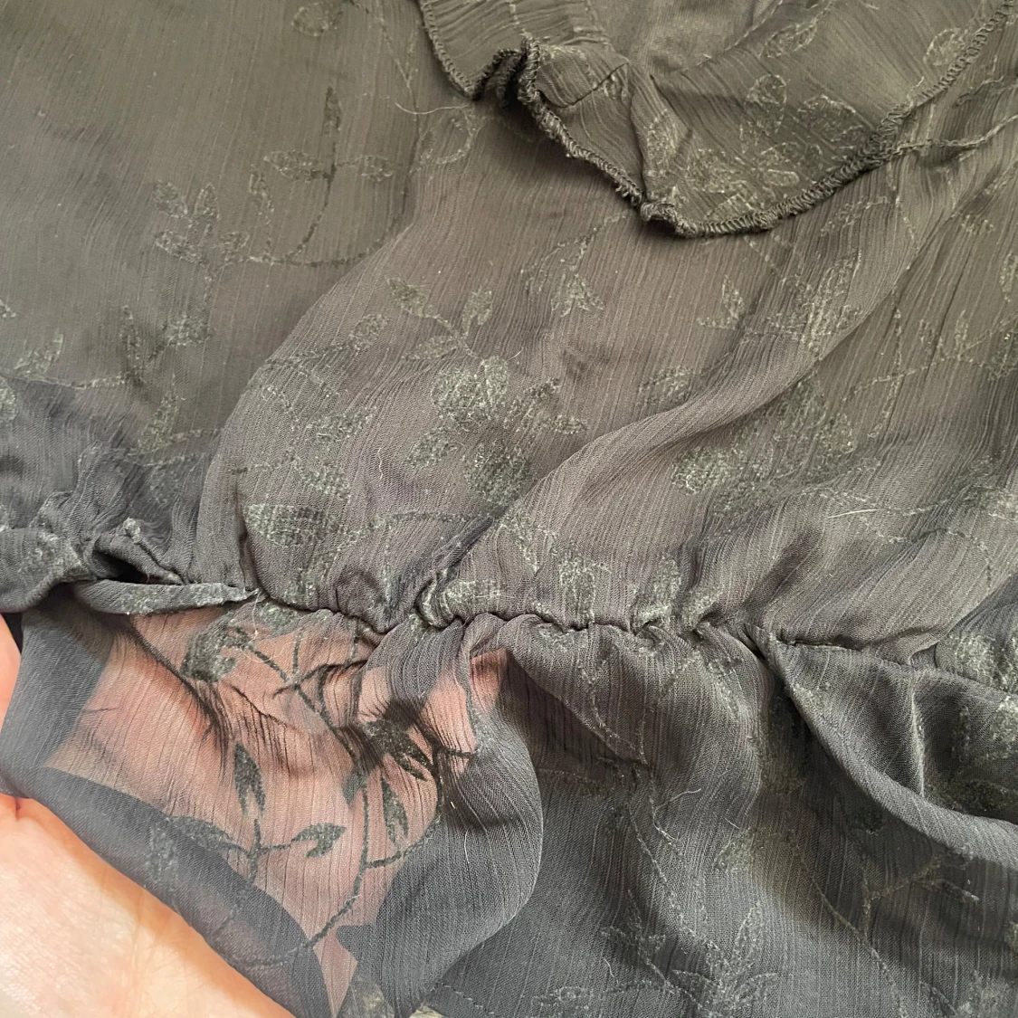 Svart blommig blus med volang - 3