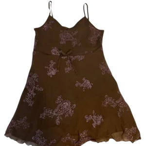 babydoll camisole linne - !!! inte en klänning !!! super gullig brun topp med rosett och lila sequin detaljer💜🤎 längd: 58 cm