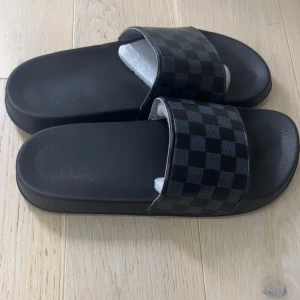 L0u1s Vu1tt0n tofflor black - EVERYTHING I SELL IS BRAND NEW‼️  * Trusted Seller✅ * Shipping the same day📦 * TikTok: Trendyblock 📱 * Plick: Trendyblock 💛 * Vinted: Trendyblockse 