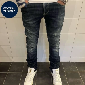 Dondup Jeans - Säljer dessa Dondup Jeans med sköna slitningar. Storlek W32 och modellen är 185 och väger 70kg. Mycket bra skick, pris 849kr. Tveka inte att kontakta om fler bilder eller andra funderingar// CS😁