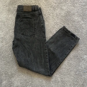 Grunt Loose Jeans - Säljer ett par street loose dark grey jeans från märket Grunt. De är luftiga och sköna. Är lite baggy men skiljer sig förstås från kropp till kropp. Är använda väl och har inga större tecken på slitage. Storleken är 28. Lite oklart dock vad storleken är i cm. Men troligen är det 164 cm, då jag har växt ur dem. Skriv gärna om ni har frågor! 