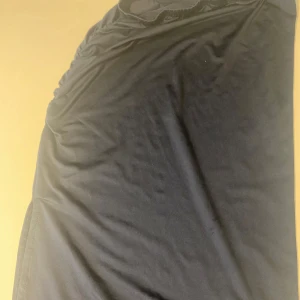 Svart långklänning med enkel design - En stilren svart llång kjol  med rund halsringning jätte skönt o ha i sommaren 