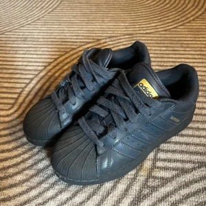 Adidas superstars  - Adidas superstars XLG blåa. Storlek 38. Nypris: 1300kr. Mitt pris:500kr