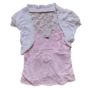 Vintage Vit spets bolero - Vit spets bolero. Ingen storlek skulle säga XS-S. (Den rosa toppen under är INTE inkluderad!) 