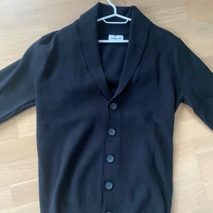 Svart kofta från Lindbergh - Svart kofta från Lindbergh. Enkel och stilren design som funkar till många outfits. Skriv vid intresse💬 Pris kan diskuteras vid snabb affär😊