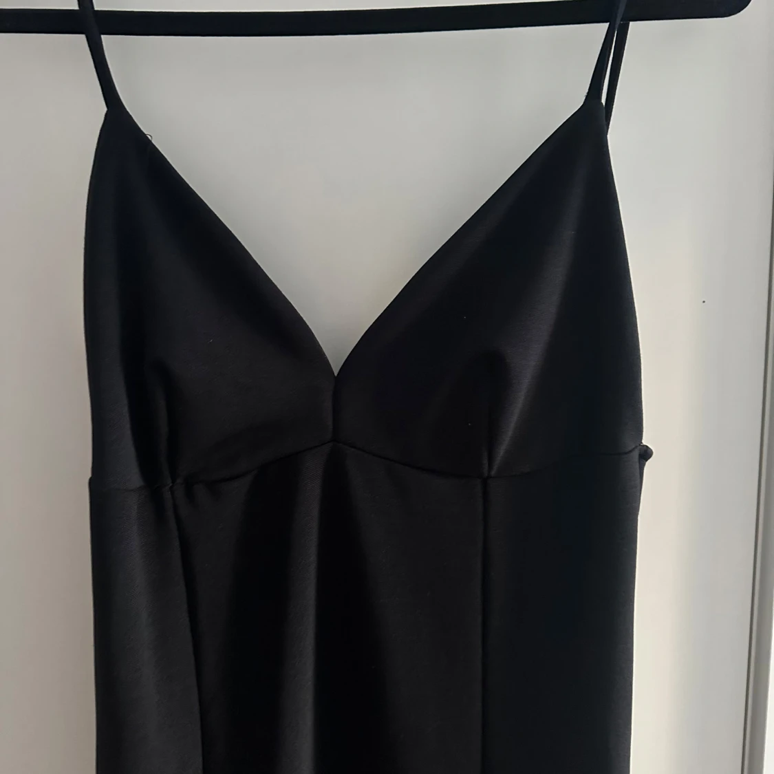 Svart klänning med smala axelband - 1