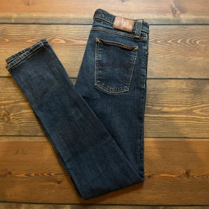 Nudie jeans - Ett par nudie jeans som inte har några defekter med ett skick som är 8/10✨          Perfekt till hösten och väldigt bekväma med topp kvalité.