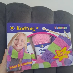 Knitting: Yarn & Stitches - Upptäck stickning med detta färgglada kit! Perfekt för dig som vill lära dig skapa egna halsdukar och accessoarer. Innehåller garn i flera färger och stickor – allt du behöver för att komma igång. Passar både nybörjare och kreativa unga vuxna.