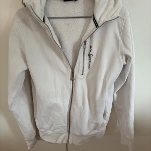 Vit zip hoodie från Sail Racing - Snygg hoodie med dragkedja från sail racing, lite nopprig på insidan och små slitage som man kan se på sista bilden, därav priset (nypris egentligen över 1000), skriv vid frågor💘