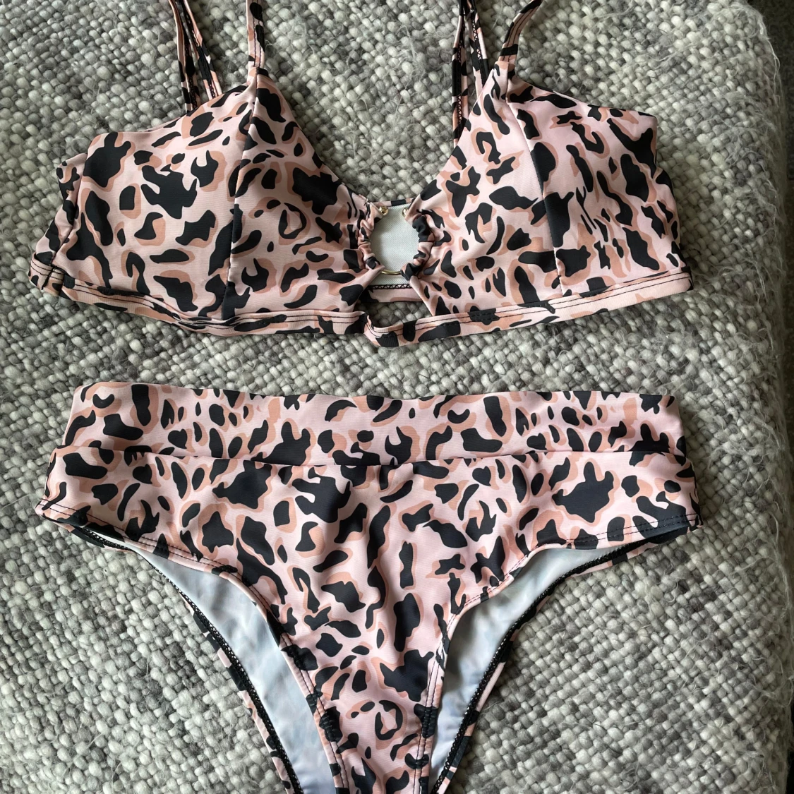Leopardmönstrad bikini i rosa och svart