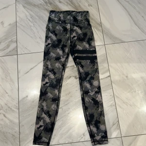 Camo leggings - Träningsbyxor från Stronger! Högmidjade och supersköna. 🙌🏼