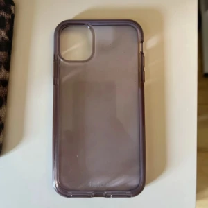 iPhone 11 skal - Säljer detta coola lila iPhone 11 skal. Det finns lite repor och är lite brunt, men ingenting som jag tänker på iaf. Kontakta vid frågor eller fler bilder🫶🏼