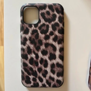 iPhone 11 skal - Säljer detta snygga leopardskalet. Använt med är i fint skick!! 