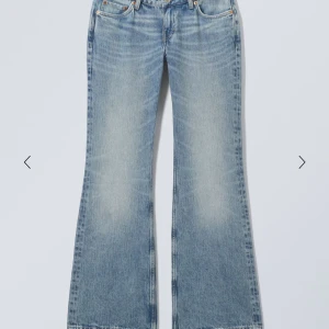 Low bootcut jeans ljusblå - Lågmidjade jeans från Weekday, så snygga