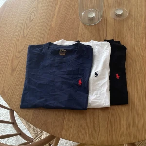 3-pack t-shirts från Polo Ralph Lauren - Säljer tre klassiska t-shirts från Polo Ralph Lauren i marinblått, vitt och svart. Alla har rund halsringning och den ikoniska broderade loggan på bröstet. Perfekt basic-plagg med snygg passform och mjuk bomullskvalitet.