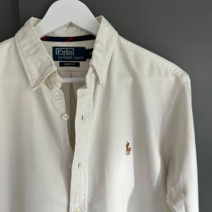 Ralph Lauren Skjorta - Mycket fint skick, inga defekter. Nypris ca 2000kr. Storlek S slim fit, passar dig som är 178-188cm ungefär. Skriv för mer information!🤝