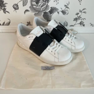 Valentino Opens Skor - Tja säljer mina hyfsat nya Valentino opens i storlek 43, dem är i nyskick dustbag medförljer med skon, skriv om ni har några funderingar🙌🙌