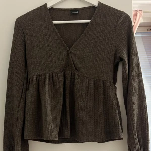 blus från Gina Tricot - Supersnygg brun volang blus från Gina Tricot, säljer då den är lite stor på mig, har bara använt ett fåtal gånger 