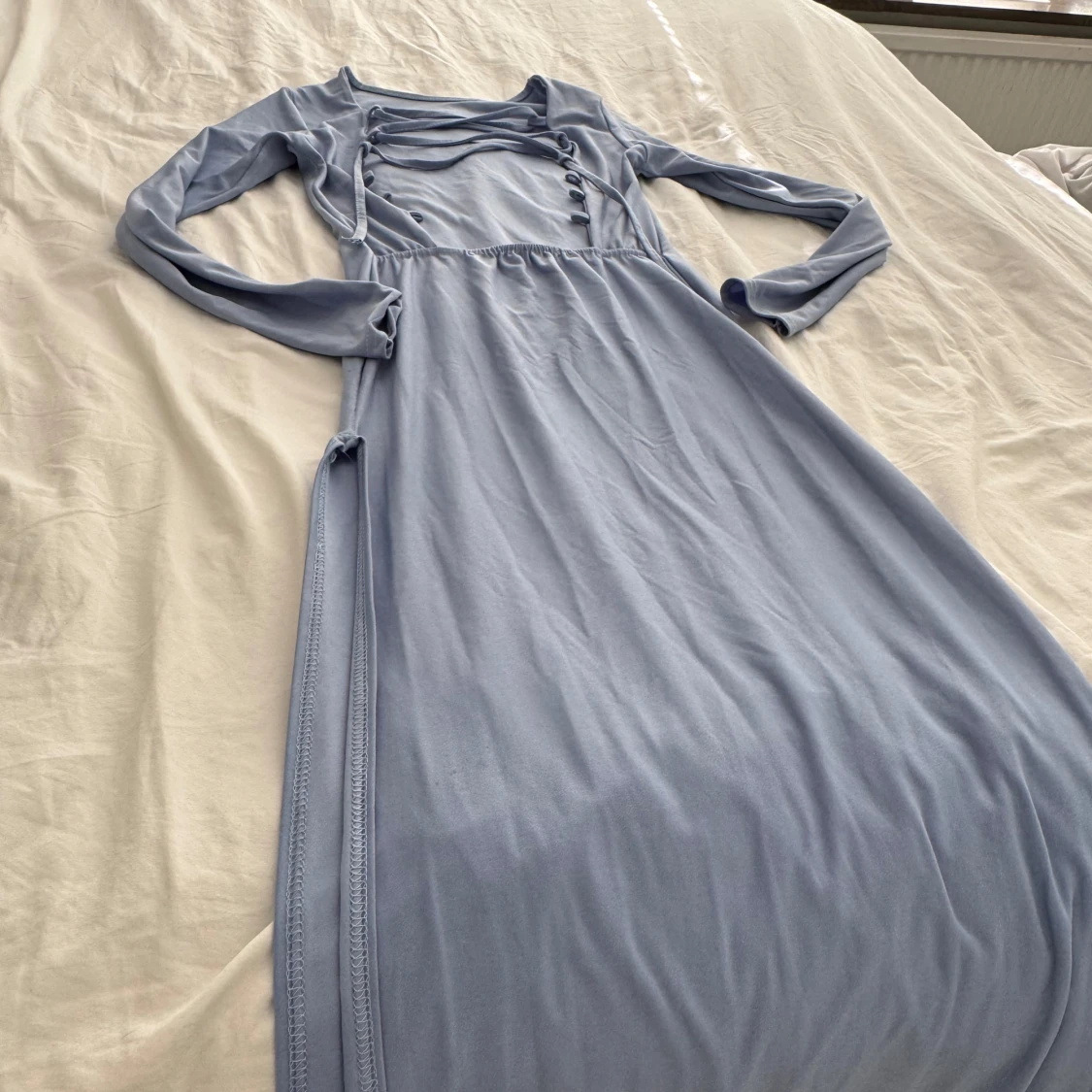 Ljusblå långklänning med snörning - 2