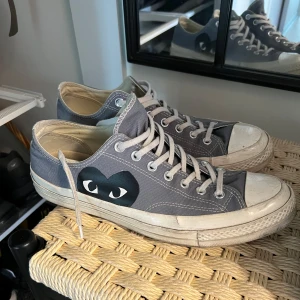 CDG x converse skor - Vi säljer dessa goa comme des Garçons Play skor. Klassisk canvas med vit gummisula, snörning och den ikoniska svarta hjärtloggan med ögon på sidan. Perfekta för dig som vill ha en stilren men ändå lekfull look. Storlek 45 men det gick inte att välja in. Pris kan diskuteras vid snabb affär och vid fler frågor är det bara att skriva. Allt og ingår. Lite stora i storleken.