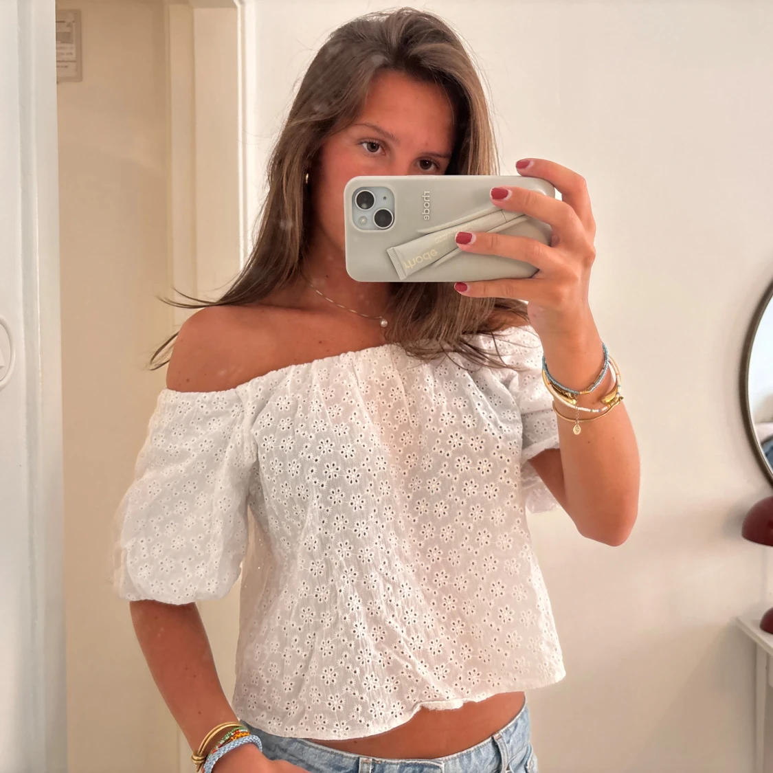 Vit offshoulder blus med broderi