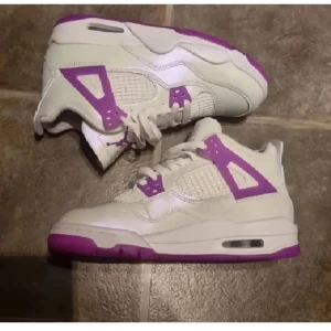 Air Jordan 4 Retro GS Violet - Snygga Air Jordan 4 Retro GS i färgen 'Violet'. Skorna är vita med lila detaljer och sula, har klassisk meshpanel, snörning och ikonisk Jumpman-logga på plösen. Storlek 36.5 . Helt nya och oanvända med originalkartong. Kvitto finns. Kom gärna med prisförslag OM DU HAR TÄNKT FULLFÖLJA KÖPET!