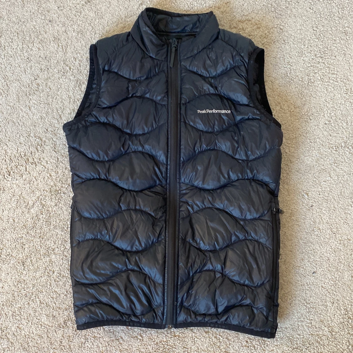 Svart dunväst från Peak Performance