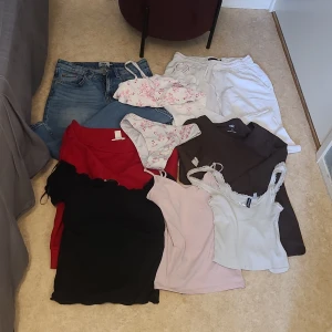 Kläder - Rosa linnet är I storlek xs, vita spets linnet är I storlek xxs, t-shirten är i storlek xs, bikinin är i storlek xs, den röda tröjan är I storlek s, den bruna tröjan är I storlek xs, jeansen är I storlek s, linnebyxorna är I storlek xs❤️