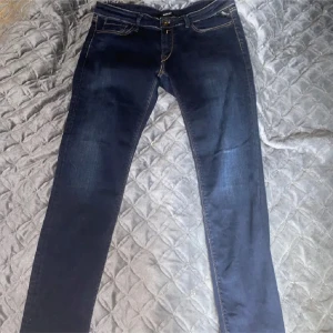 Mörkblå Replay jeans  - Ett par feta Replay jeans, top skick på dem, storlek 30/32, 399kr men priset är inte fast så testa ta ner dem om du känner att det är för mycket, är det något annat du undrar så hör av dig! 