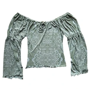 vintage grön mönstrad off shoulder topp - Mönstrad off shoulder topp med flowy ärmar. Ingen storlek men skulle säga passar en S-M.  Kan används off shoulder eller som vanligt. 