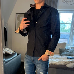 Burberry skjorta St S - Säljer en svart skjorta från Burberry i väldigt bra skick, den kommer till ett bra pris så passa på innan någon annan😄🤝