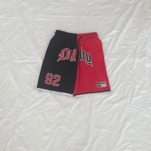 Basketshorts  - Svarta och röda basketshorts 