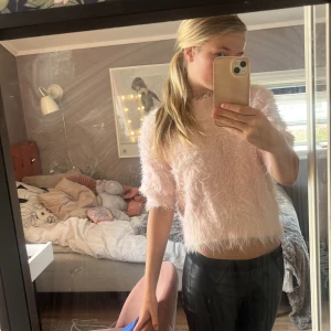 Ljusrosa fluffig tröja Carin Wester - Supermjuk och fluffig ljusrosa tröja från Carin Wester. Tröjan har kortare ärmar och en boxig, loose passform. Perfekt för dig som vill sticka ut med en mysig statement-piece. Materialet är stickat och ger en riktigt cool look. Köpte den för 499 kr!🩷🌟 