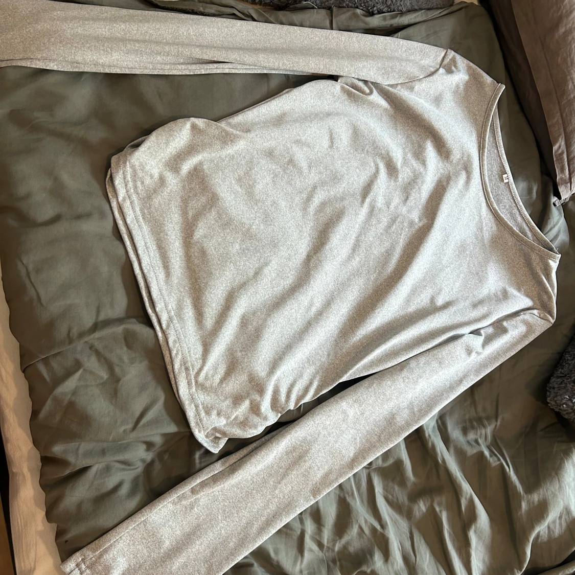 Grå långärmad tröja  - 1