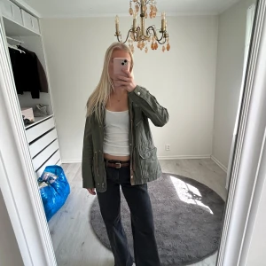 Grön jacka  - Fin jacka perfekt till nu på sommaren o hösten💕