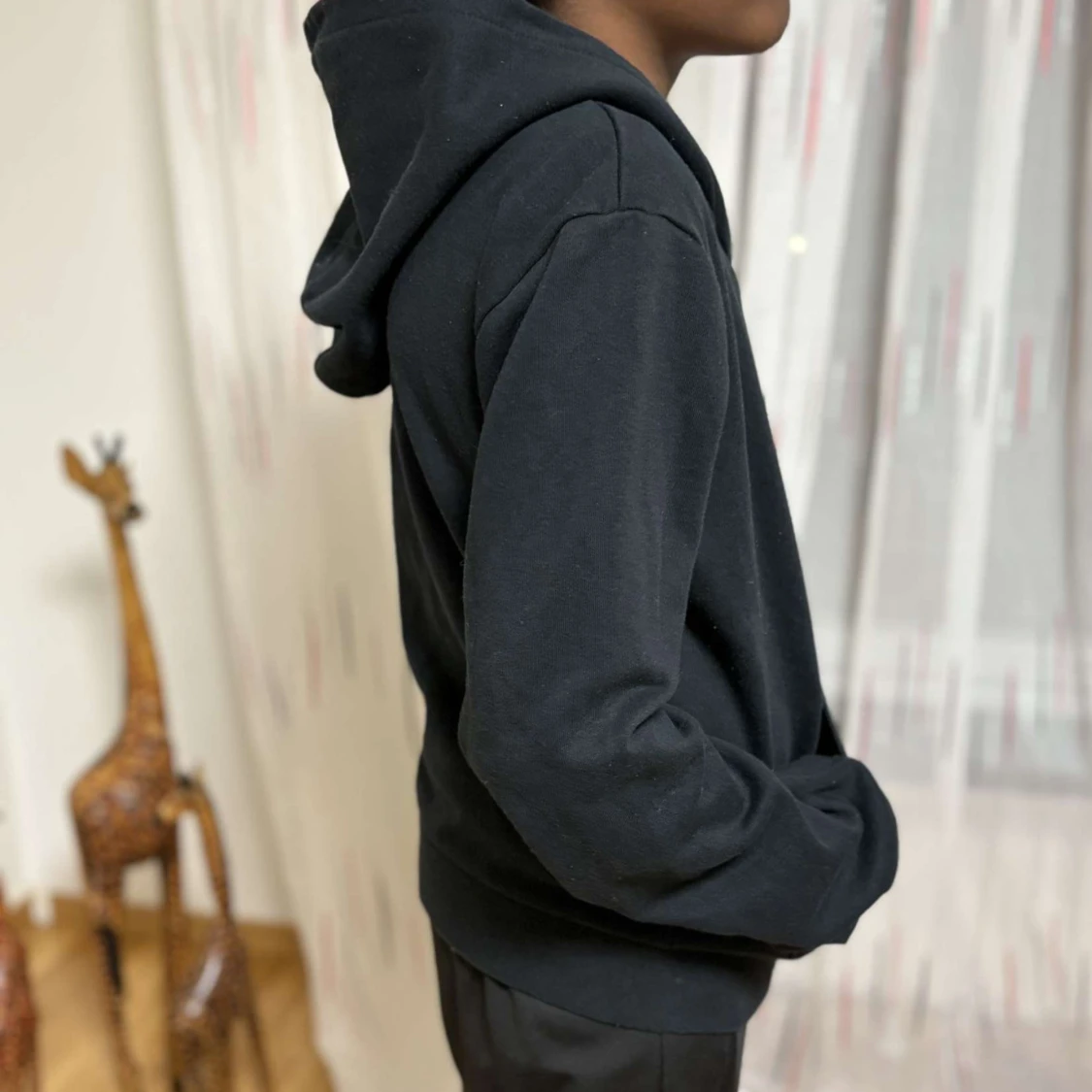 Svart hoodie med dragkedja - 2