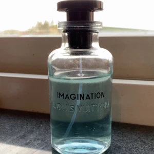 Imagination Eau de Parfum från Louis Vuitton - Exklusiv parfymflaska från Louis Vuitton, Imagination Eau de Parfum. Flaskan är genomskinlig med ljusblå vätska och har en elegant svart spraykork. Har bara förpackningen kvar och inte själva fodralet till perfymen, ca 80 ml kvar.  Kvitto finns!