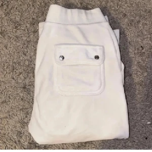 Vita Juicy Couture byxor  - Säljer ett par vita Juicy Couture byxor i fint skick🤍skriv vid fler bilder 