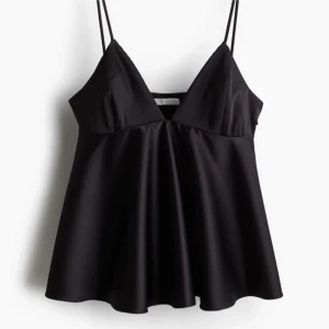 Satintopp från hm - Svart satintopp från hm i storlek m. Fråga så skickar jag egna bilder! Använd 3 gånger💞💞