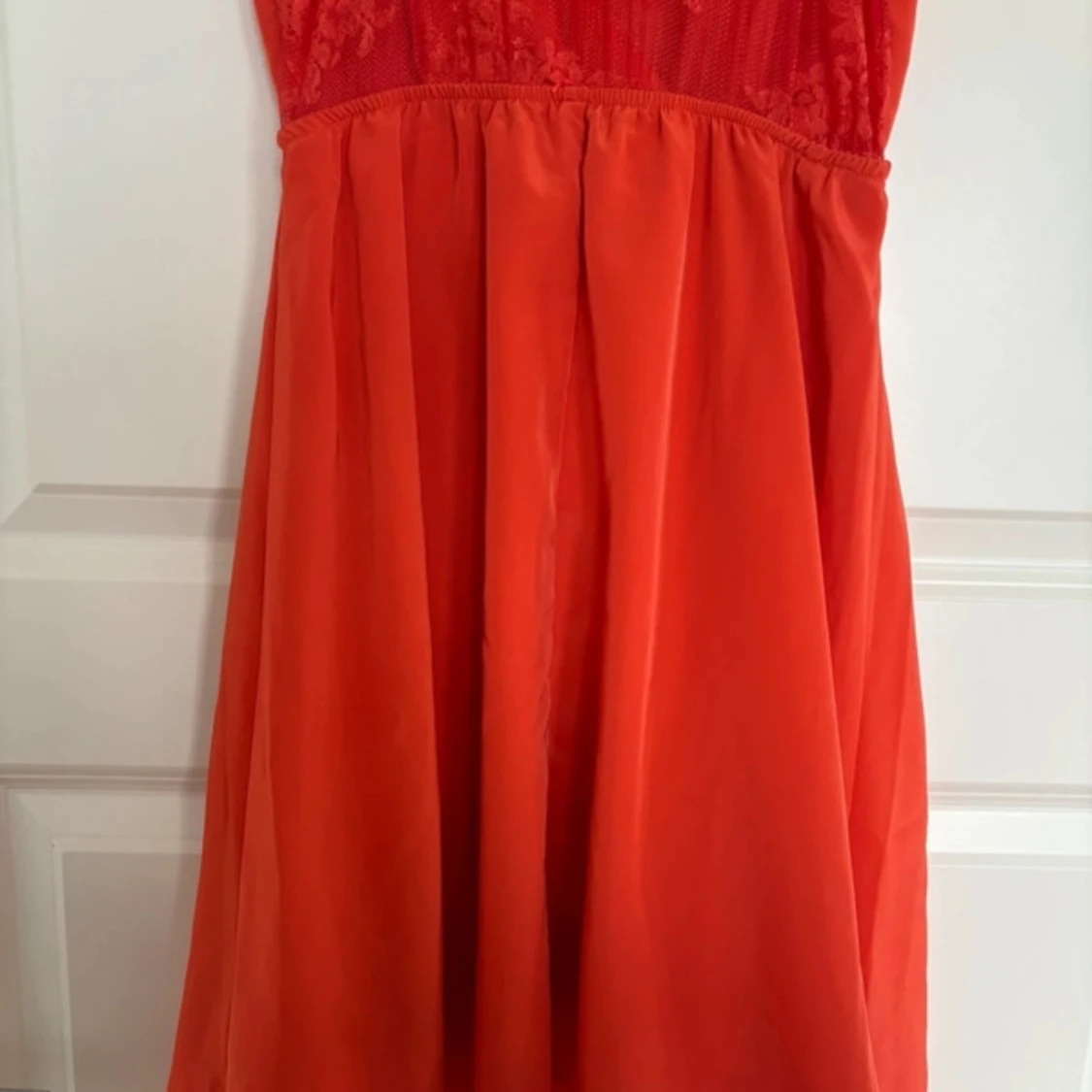 Röd omlottklänning med spetsdetaljer - 3