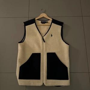 Ralph lauren fleece - Härlig och stilren fleece väst från ralph lauren Skick 9/10 Nypris 2799kr Mitt pris 1500kr Storlek S Hör av dig vid fler frågor!